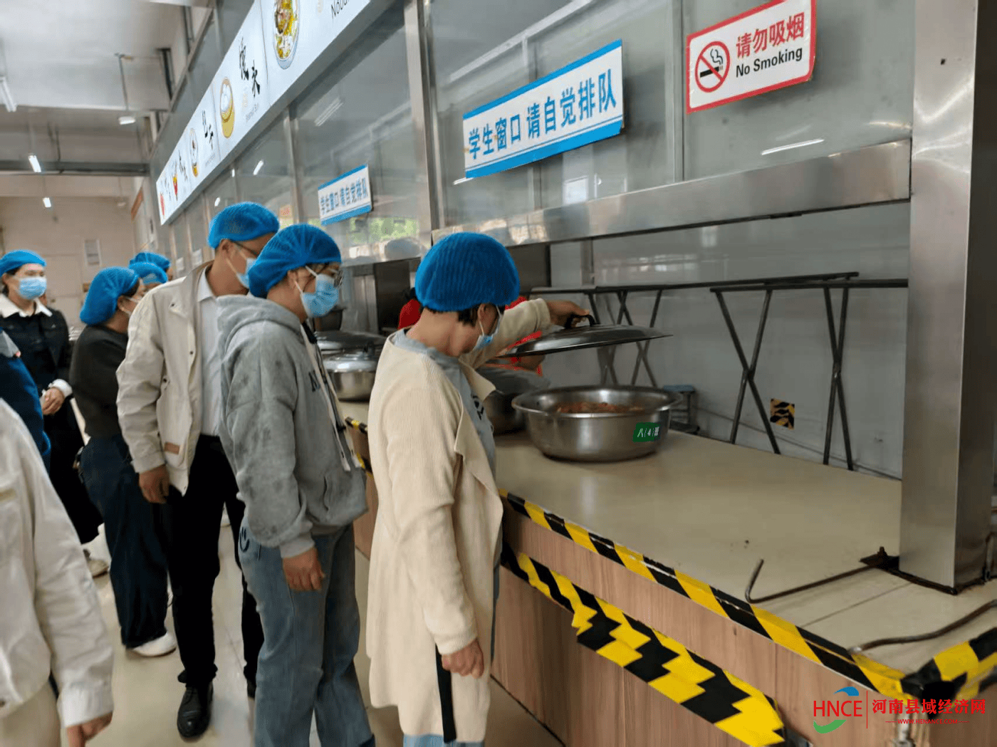 人心——商丘市第八中学餐厅开放日活动纪实PG电子游戏麻将胡了烟火氤氲处 食安暖(图4) 人心——商丘市第八中学餐厅开放日活动纪实PG电子游戏麻将胡了烟火氤氲处 食安暖(图4)